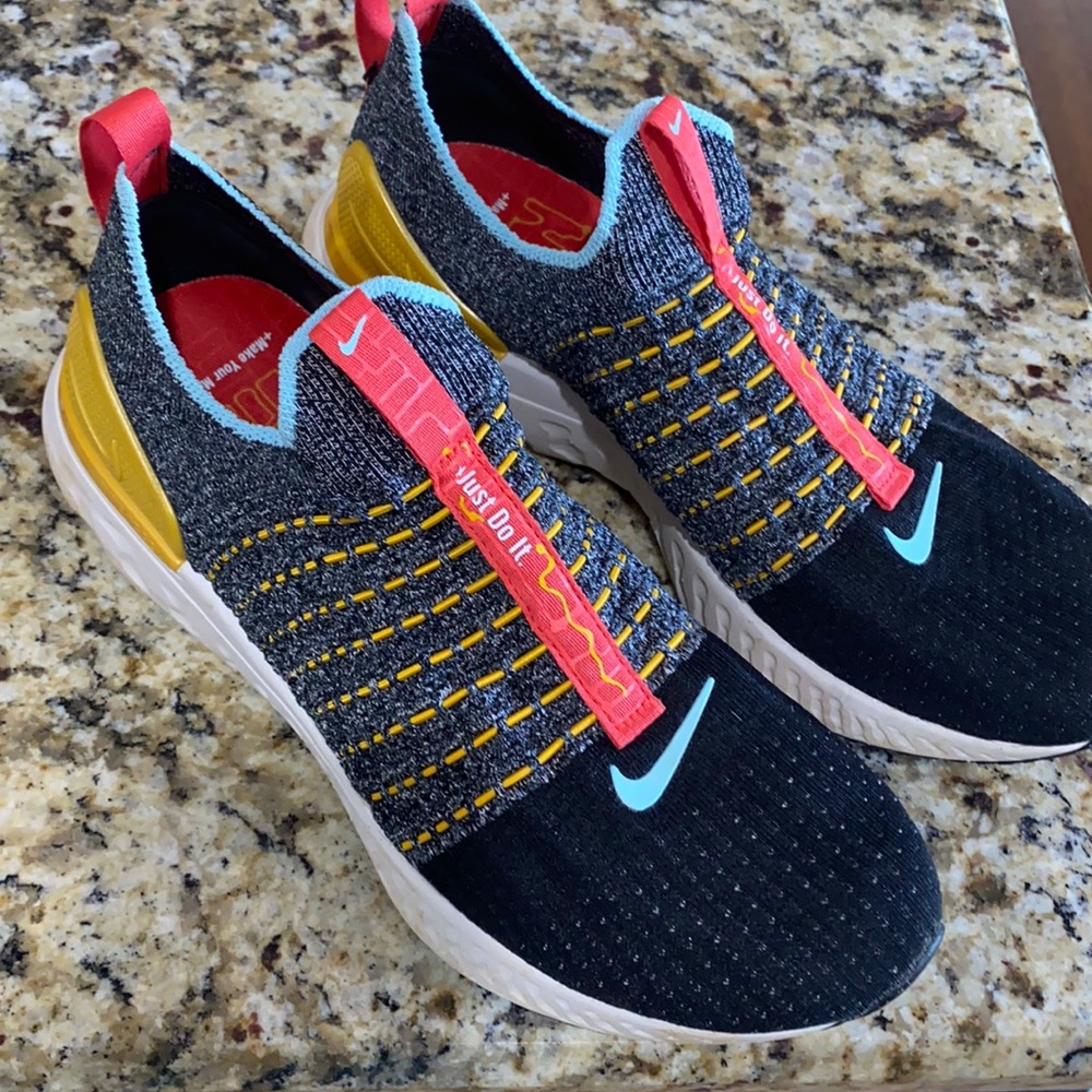 Like new Nike Phantom women’s shoes. Size 10.